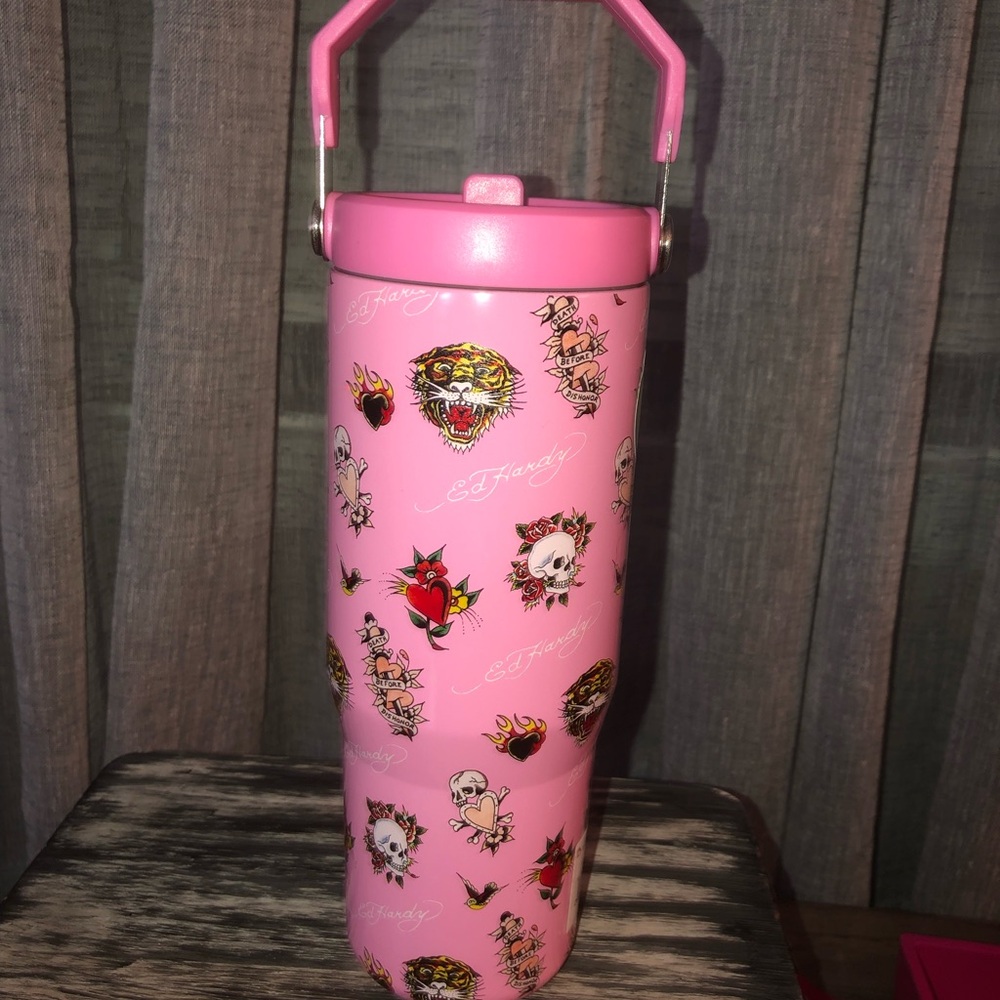 🌹 Ed Hardy Pink Tattoo-Print Travel Cup with Handle & flip straw.  32 oz